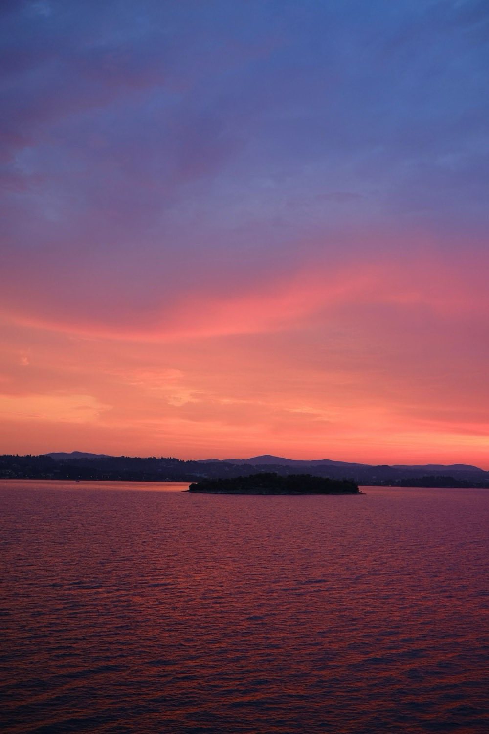 Ciel d'aube aux teintes douces au-dessus d'un paysage calme