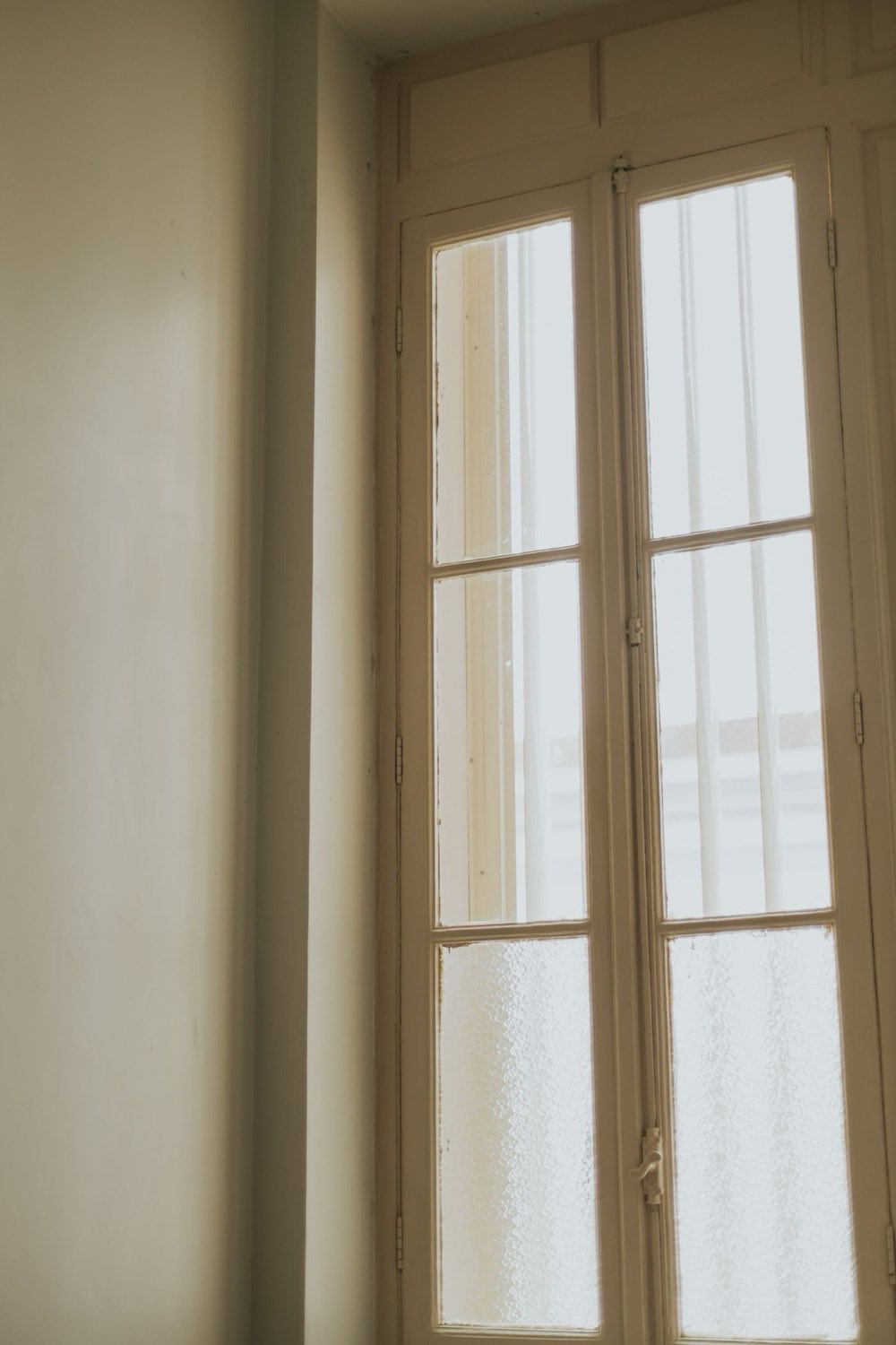 Lumière du soleil traversant une fenêtre dans une pièce épurée