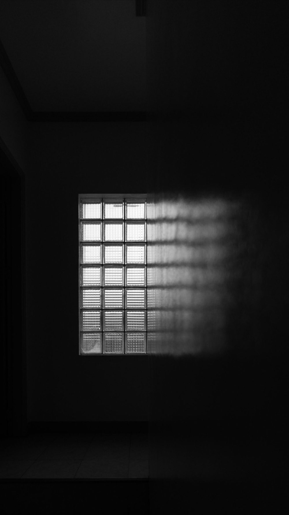 Paroi de blocs de verre diffusant une lumière tamisée