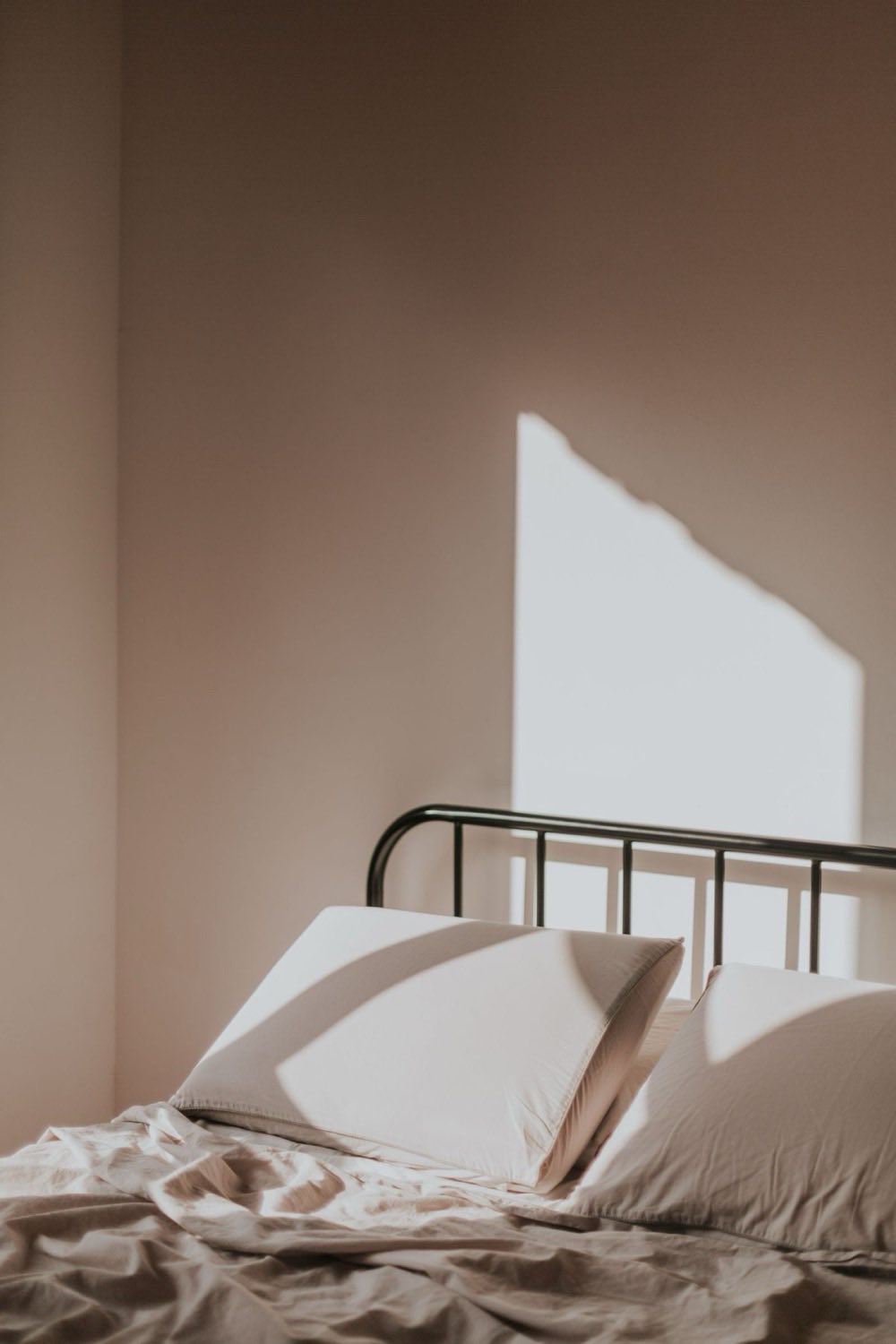 Chambre calme éclairée par la lumière du matin